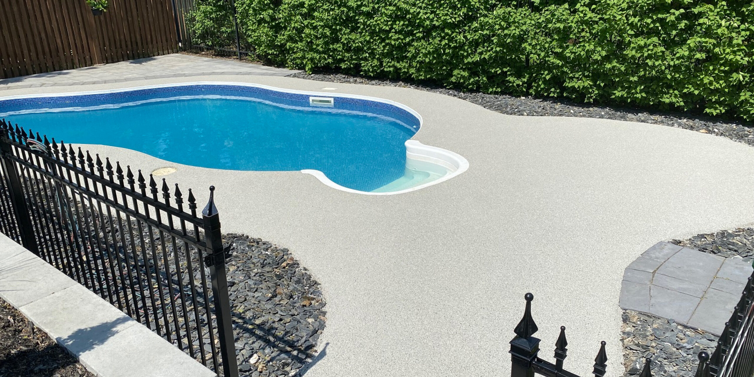 Contour de piscine en caoutchouc coulé à Blainville