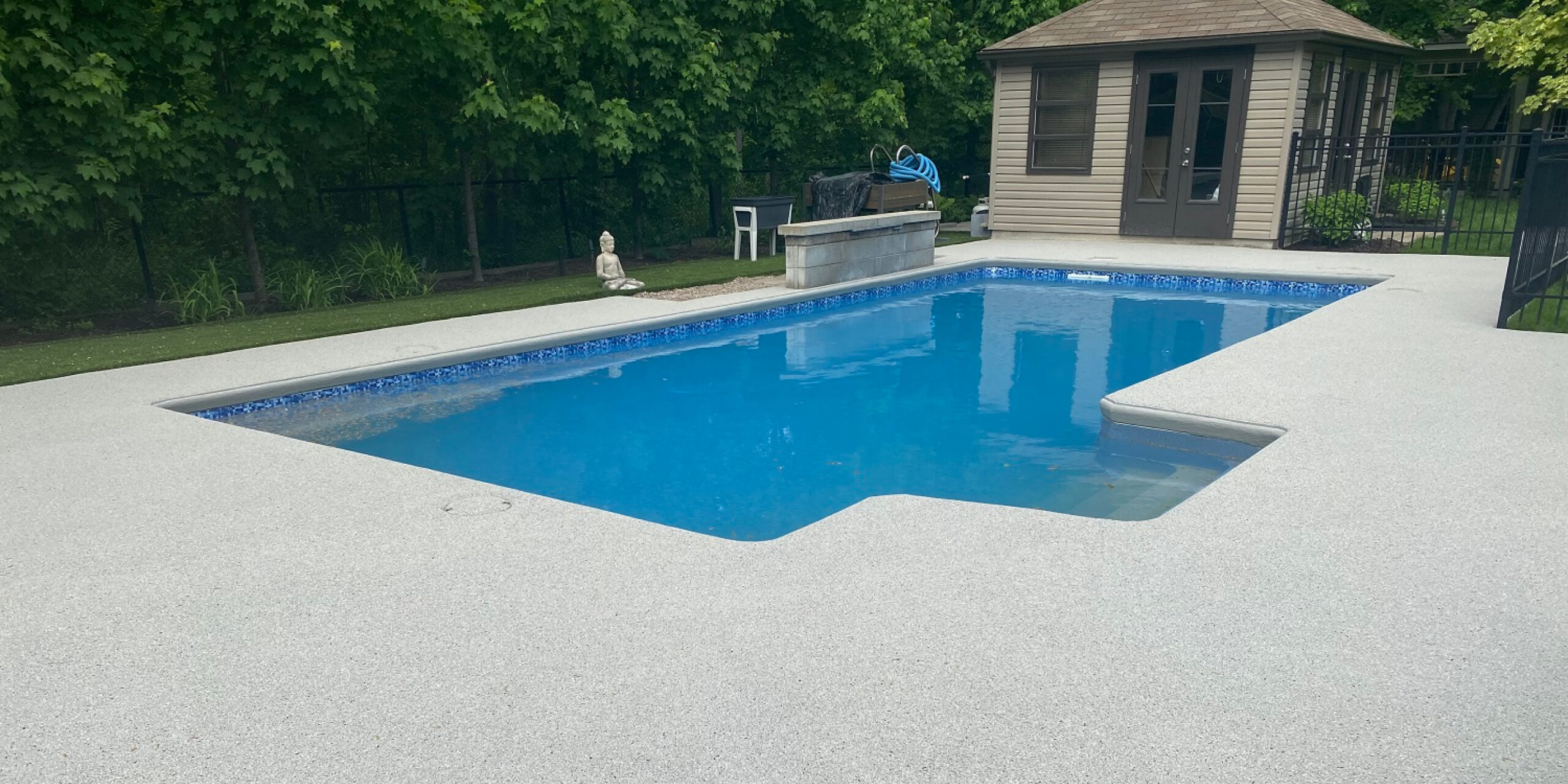 Contour de piscine en caoutchouc coulé à Boucherville