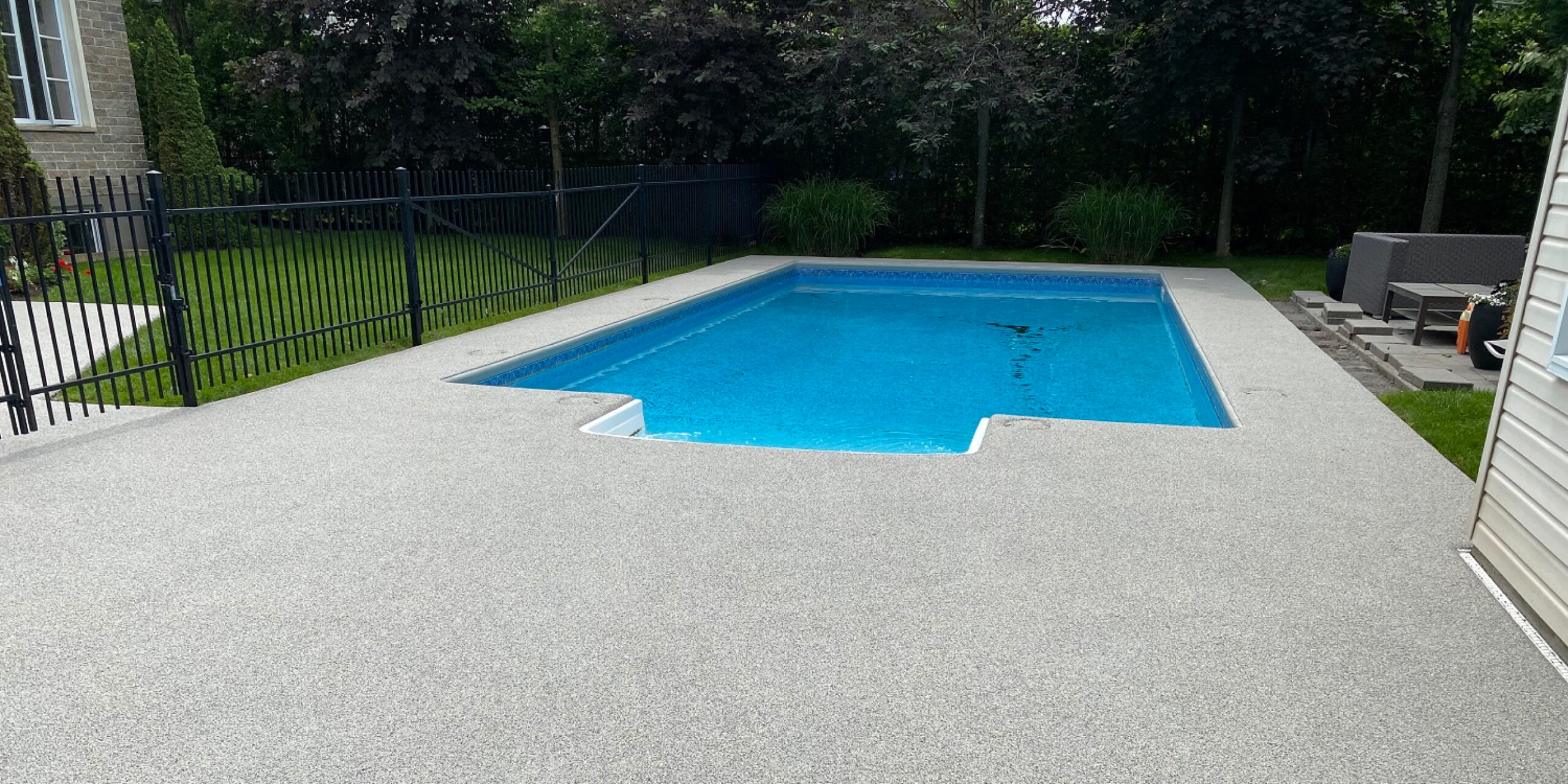 Contour de piscine en caoutchouc coulé à Laval