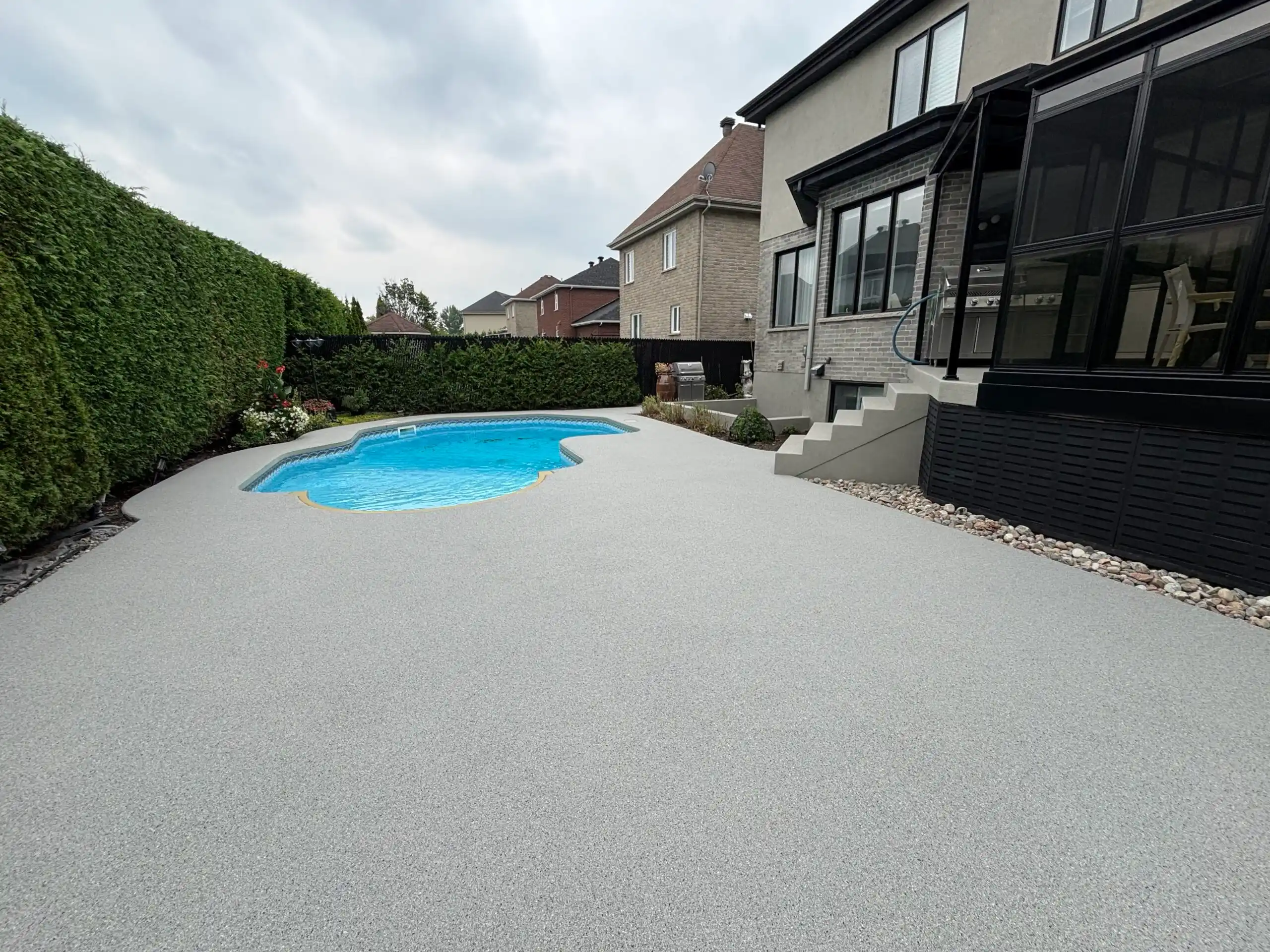 Contour de piscine en caoutchouc à Brossard