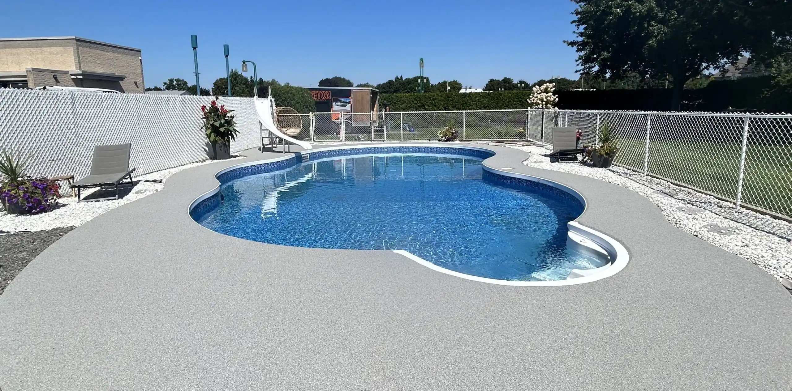 Contour de piscine en caoutchouc à Brossard