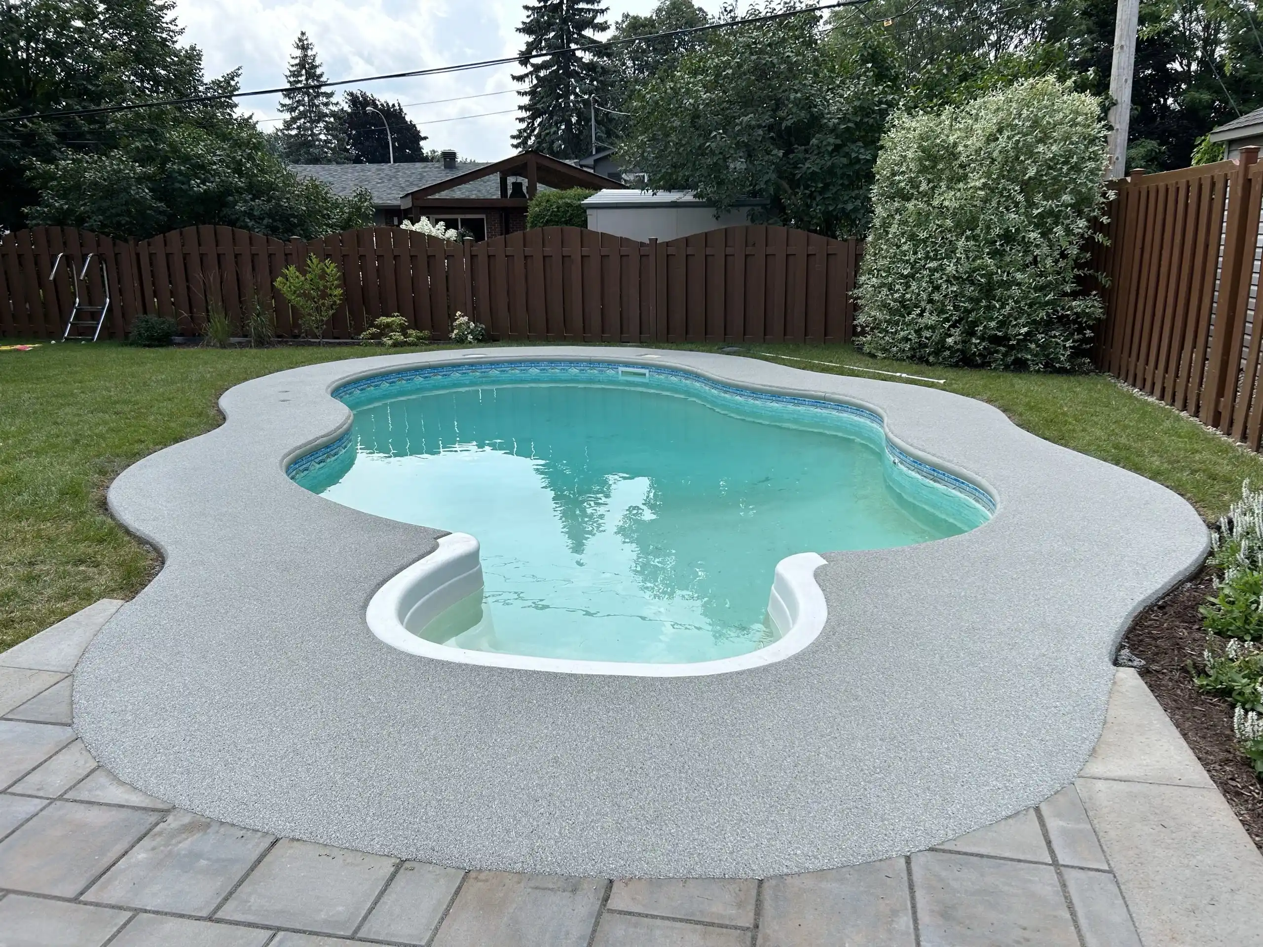 Contour de piscine en caoutchouc à Brossard