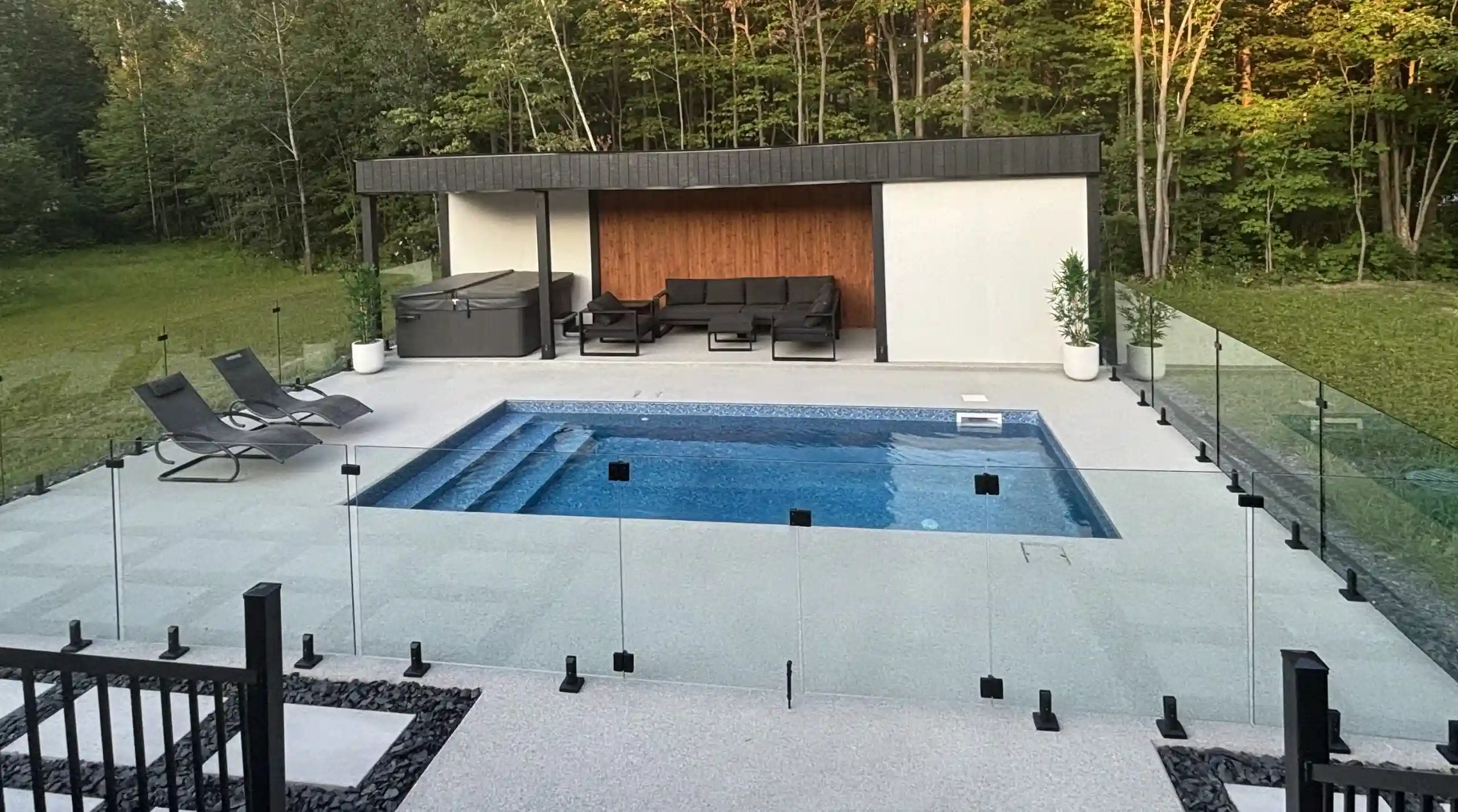 Contour de piscine en caoutchouc à Brossard