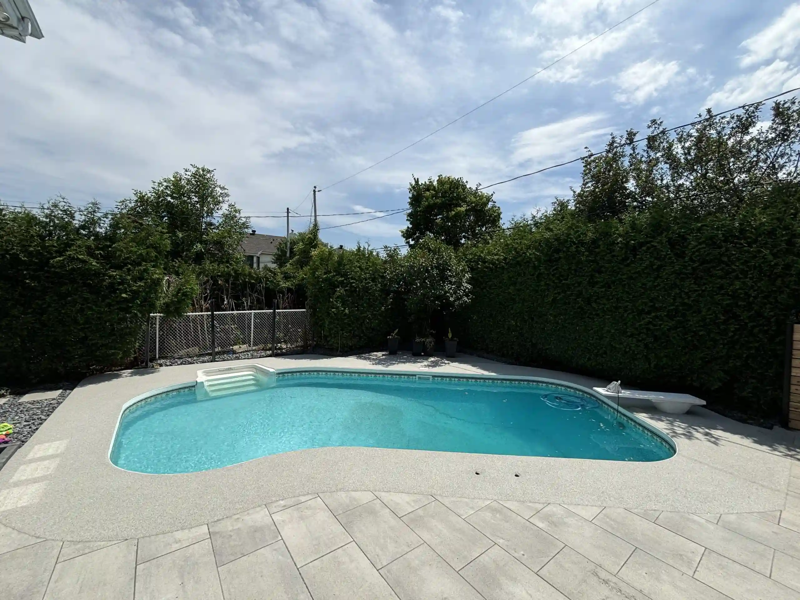 Contour de piscine en caoutchouc à Brossard