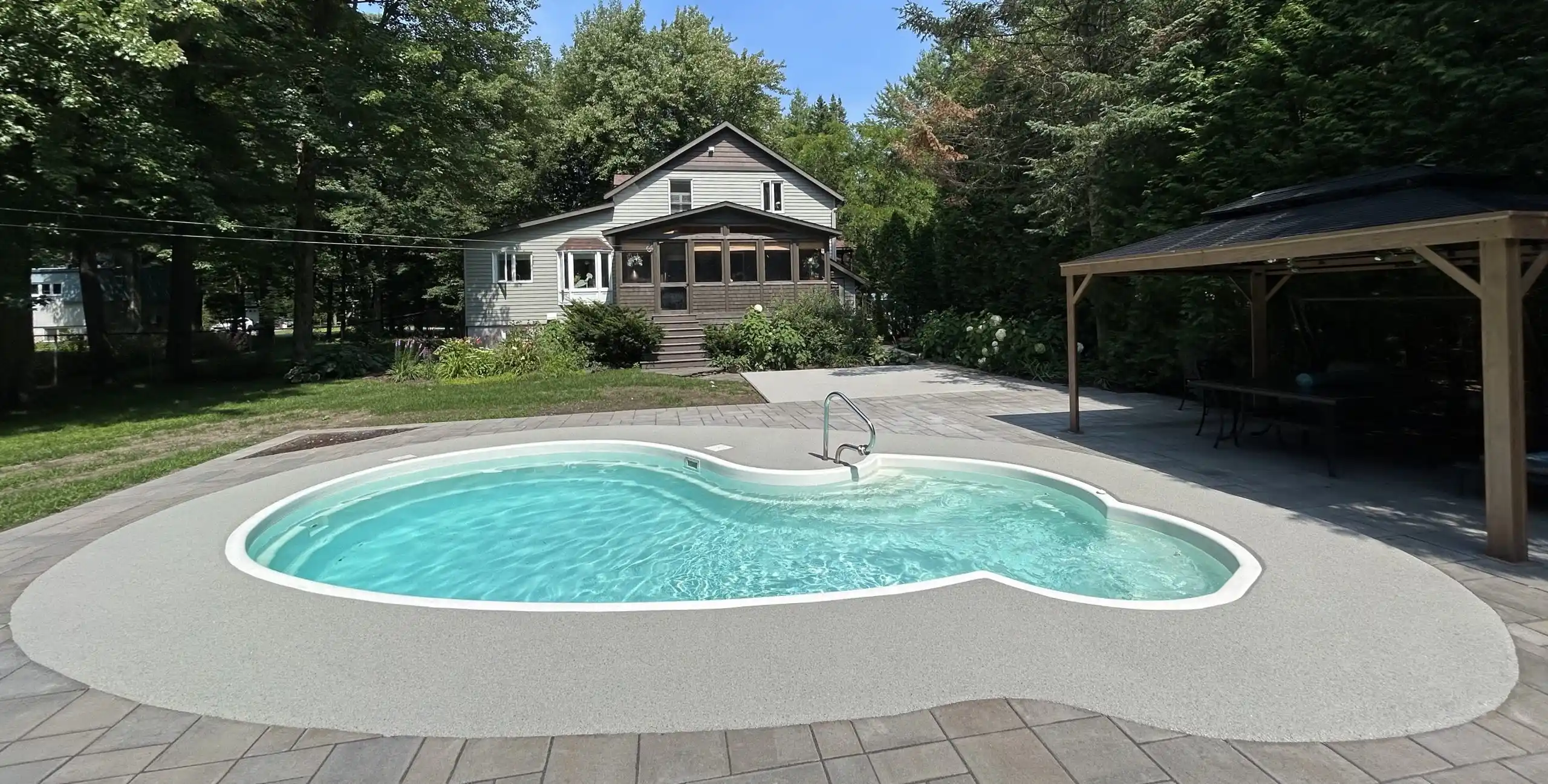 Contour de piscine en caoutchouc à Brossard