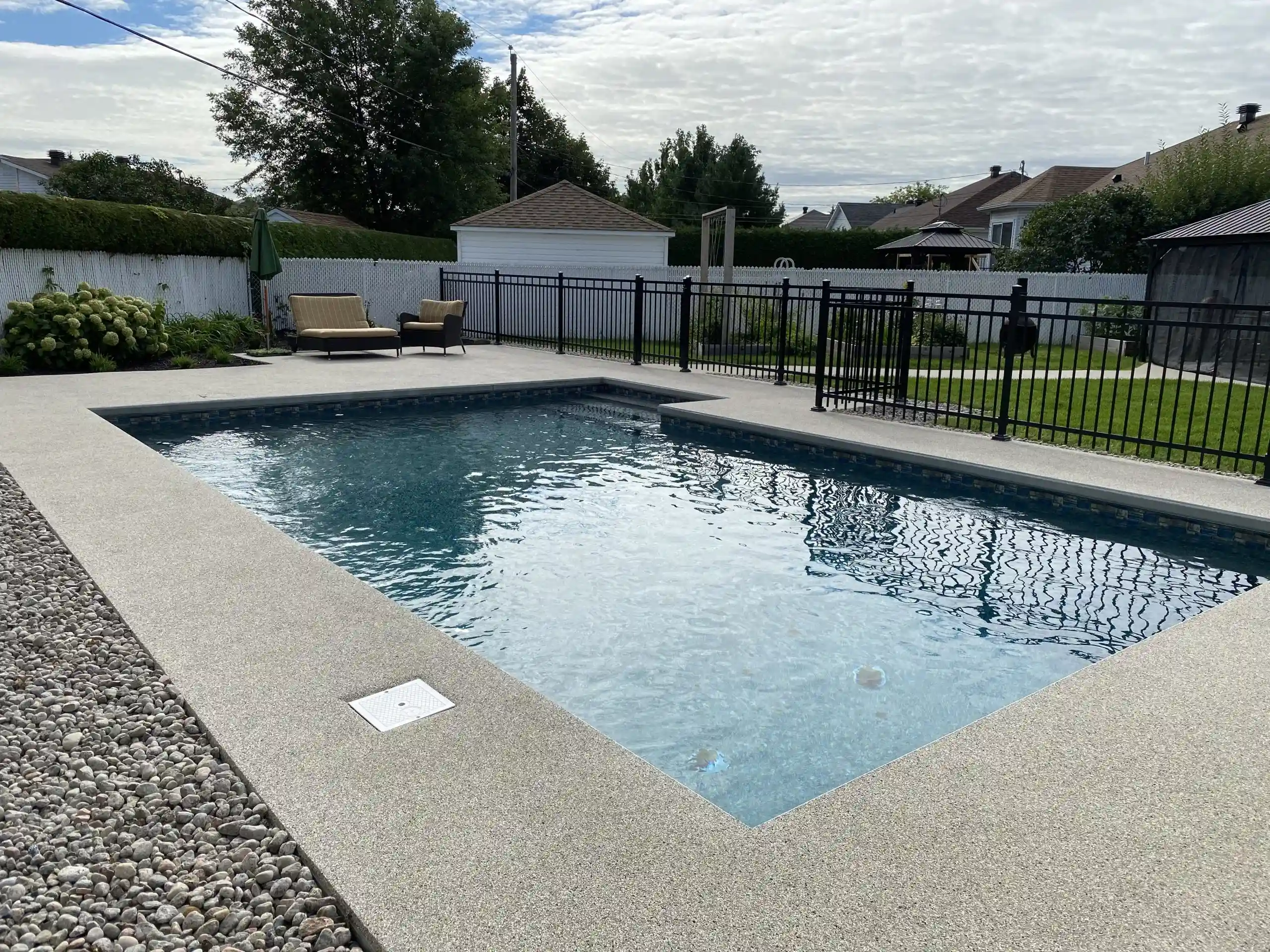 Contour de piscine en caoutchouc à Brossard