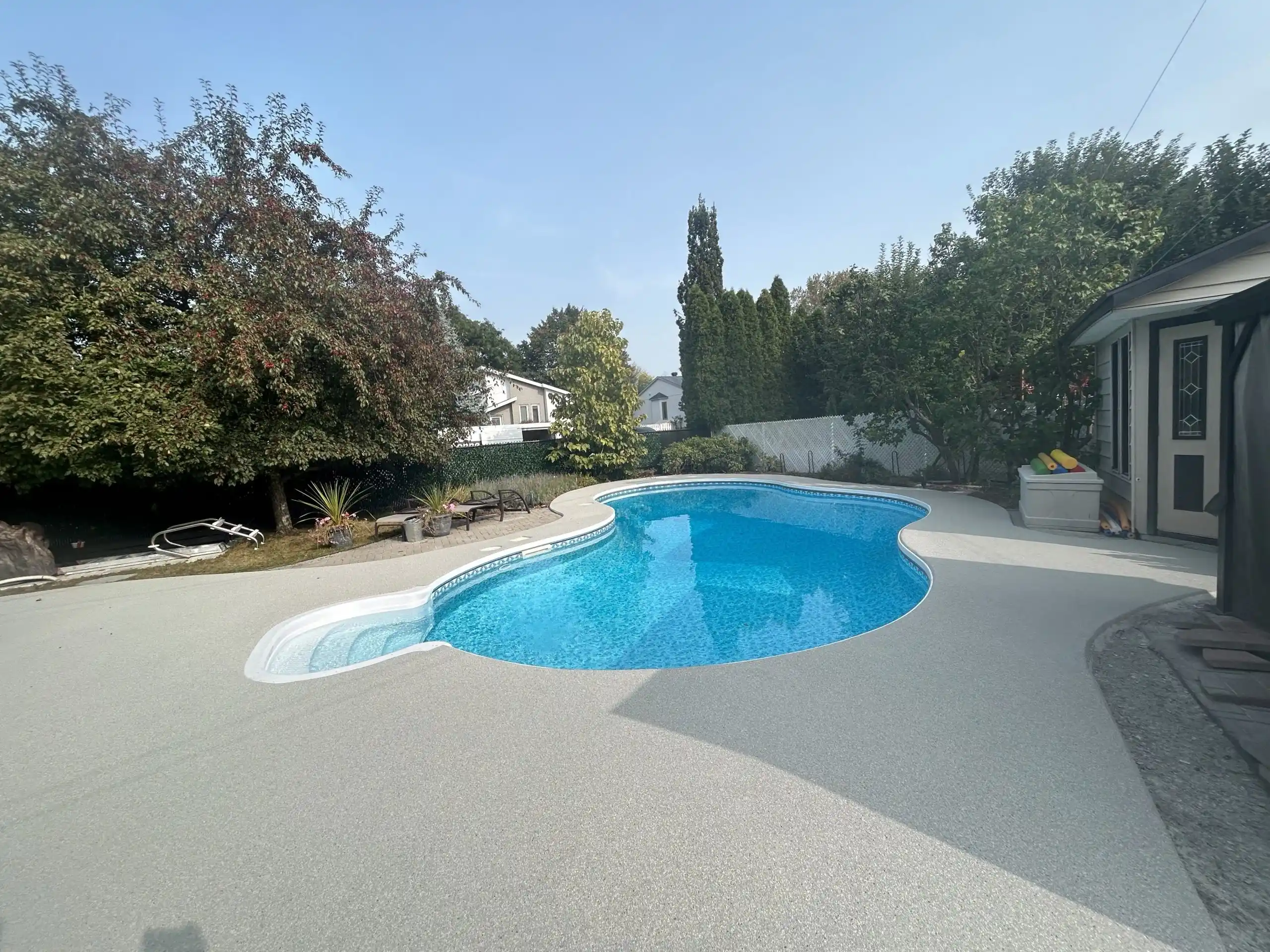 Contour de piscine en caoutchouc à Brossard
