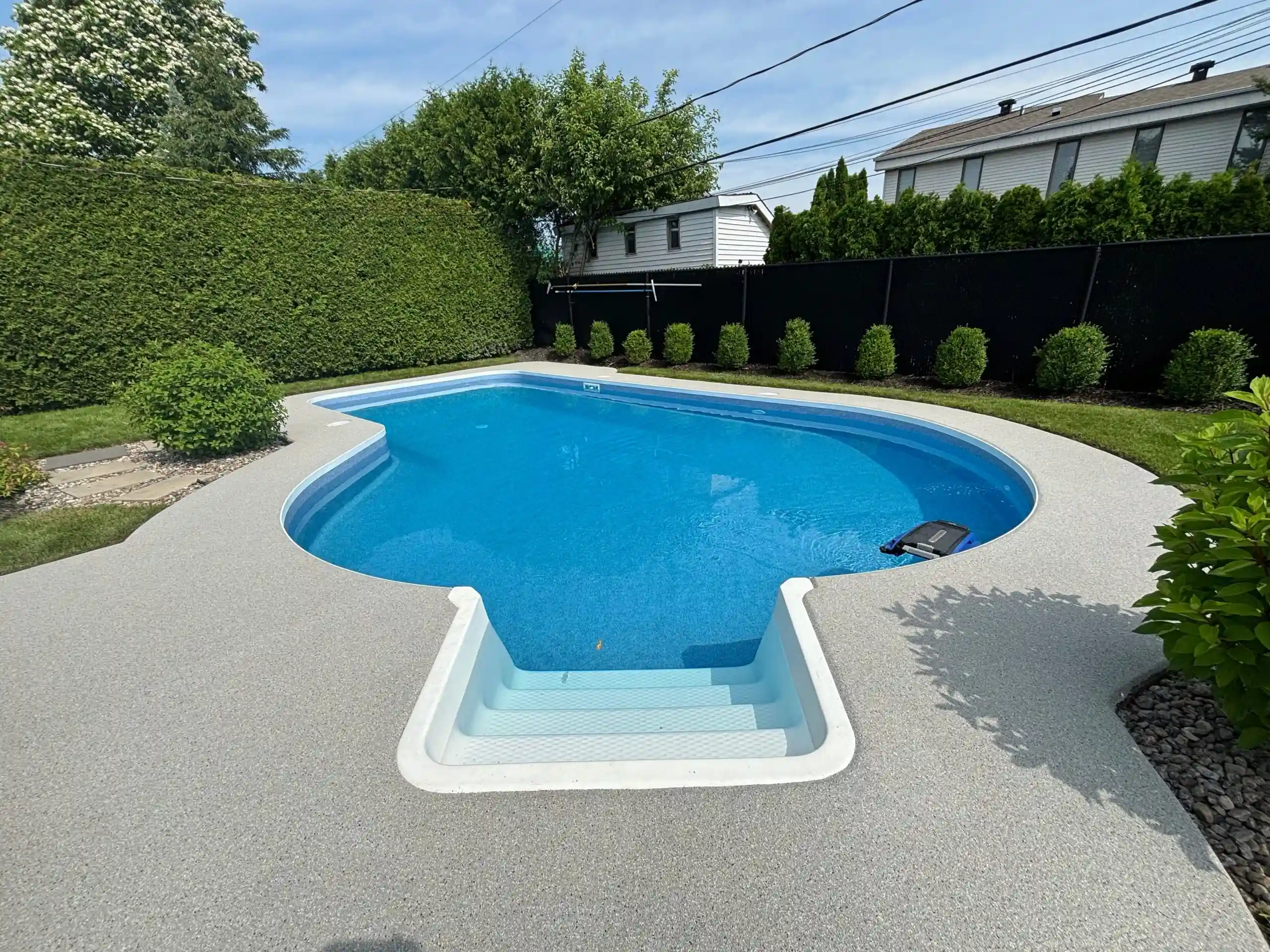 Contour de piscine en caoutchouc à Brossard