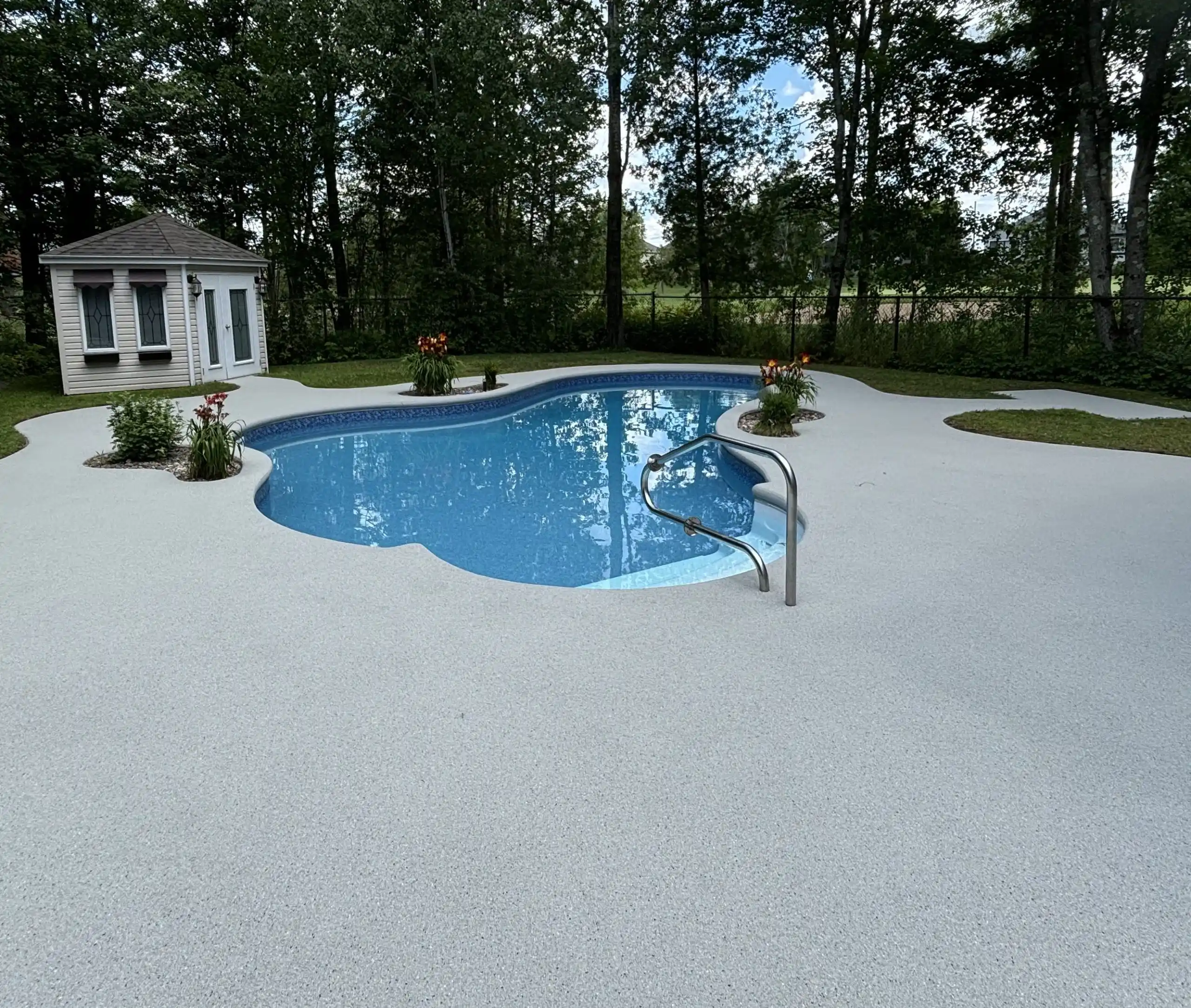 Contour de piscine en caoutchouc à Brossard